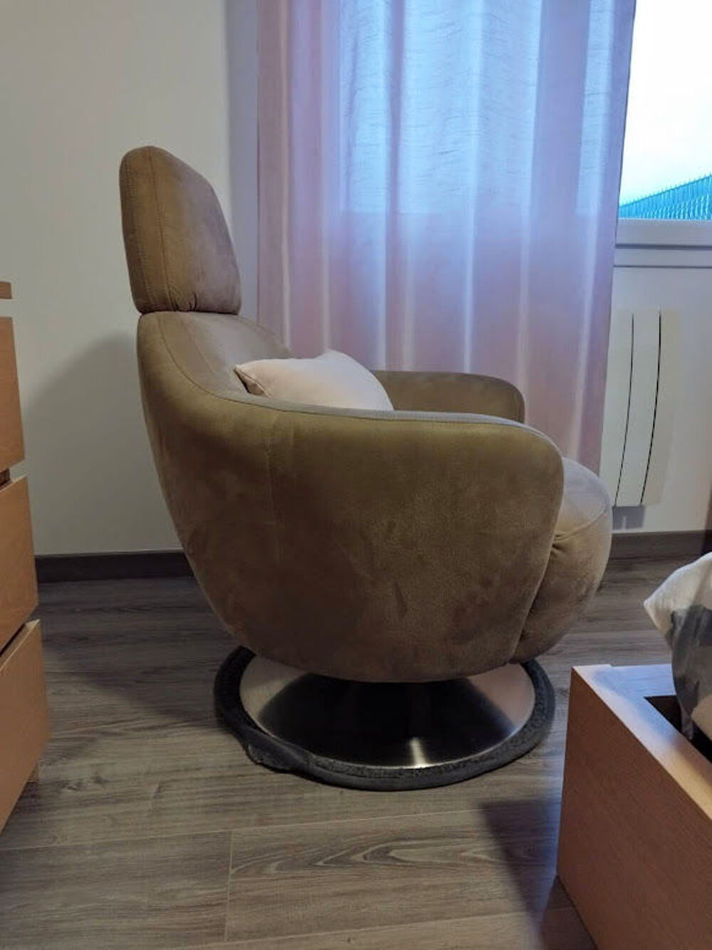 fauteuil tournant en su&eacute;dine taupe Meubles