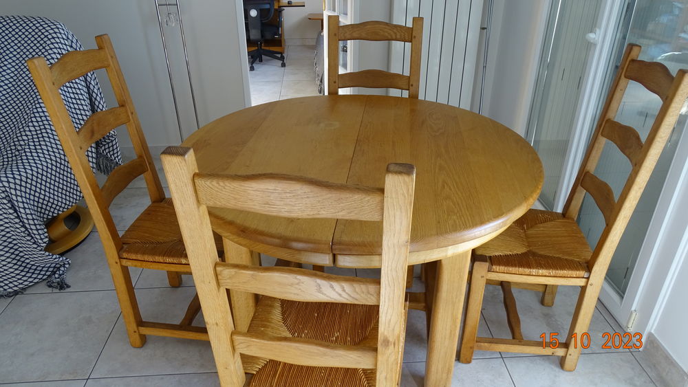 Table de salle &agrave; manger ronde en ch&ecirc;ne massif + 4 chaises. Meubles