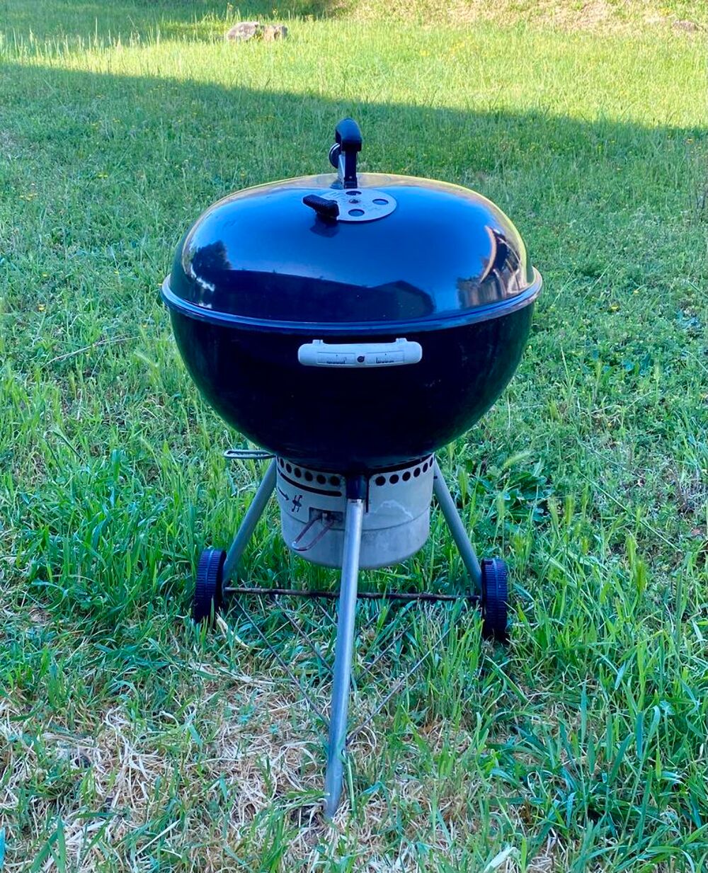 Barbecue &agrave; charbon noir avec couvercle WEBER &amp; aspirecendre Jardin