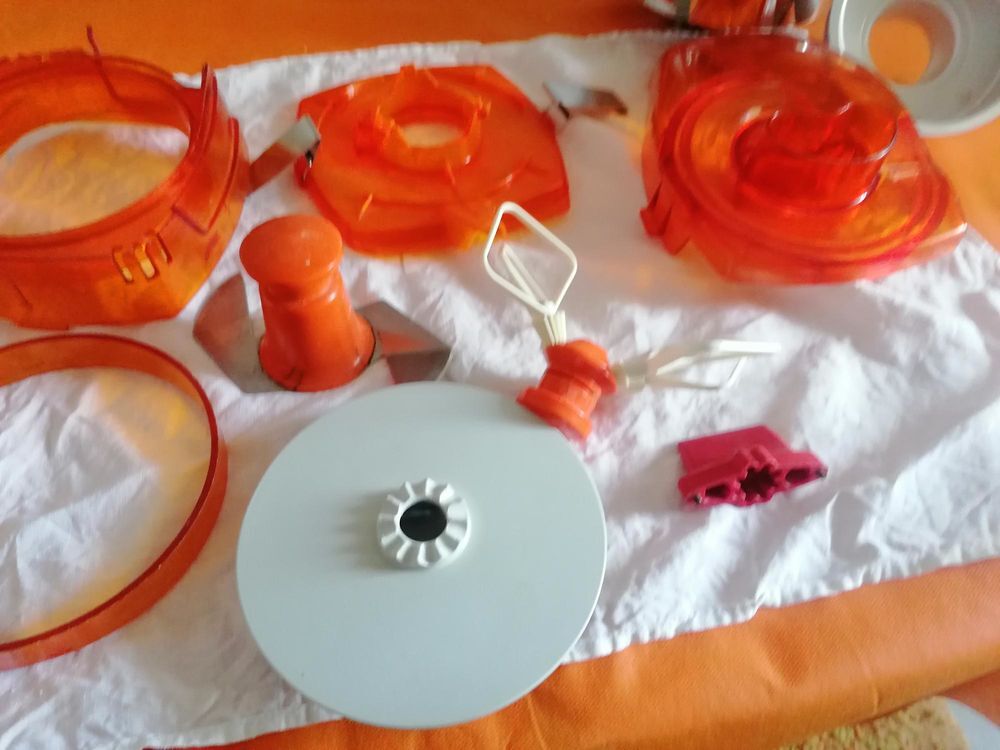 plusieurs pi&egrave;ces d&eacute;tach&eacute;es robot Steca Electroménager