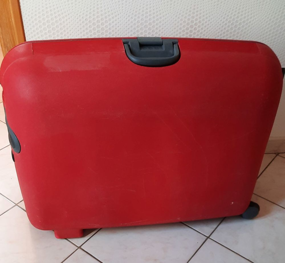 Tres grosse valise rouge 2 roulettes Sports