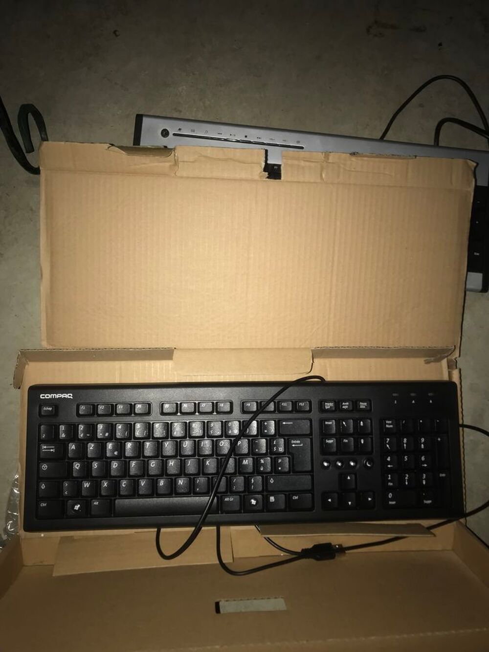 Clavier Filaire AZERTY de PC . Marque Compaq. &Eacute;tat Neuf Couleur noir Matériel informatique
