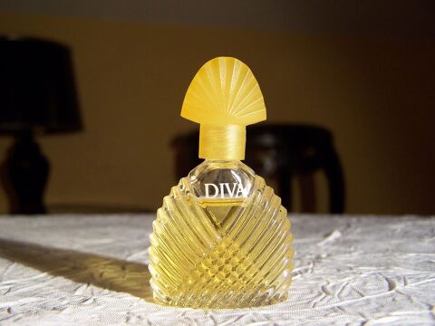 Miniature de parfum Diva de Ungaro bouchon ventail 4 Plaisir (78)