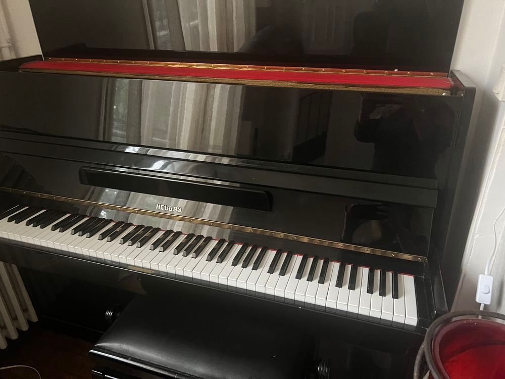 Piano Hellas laque noir Instruments de musique