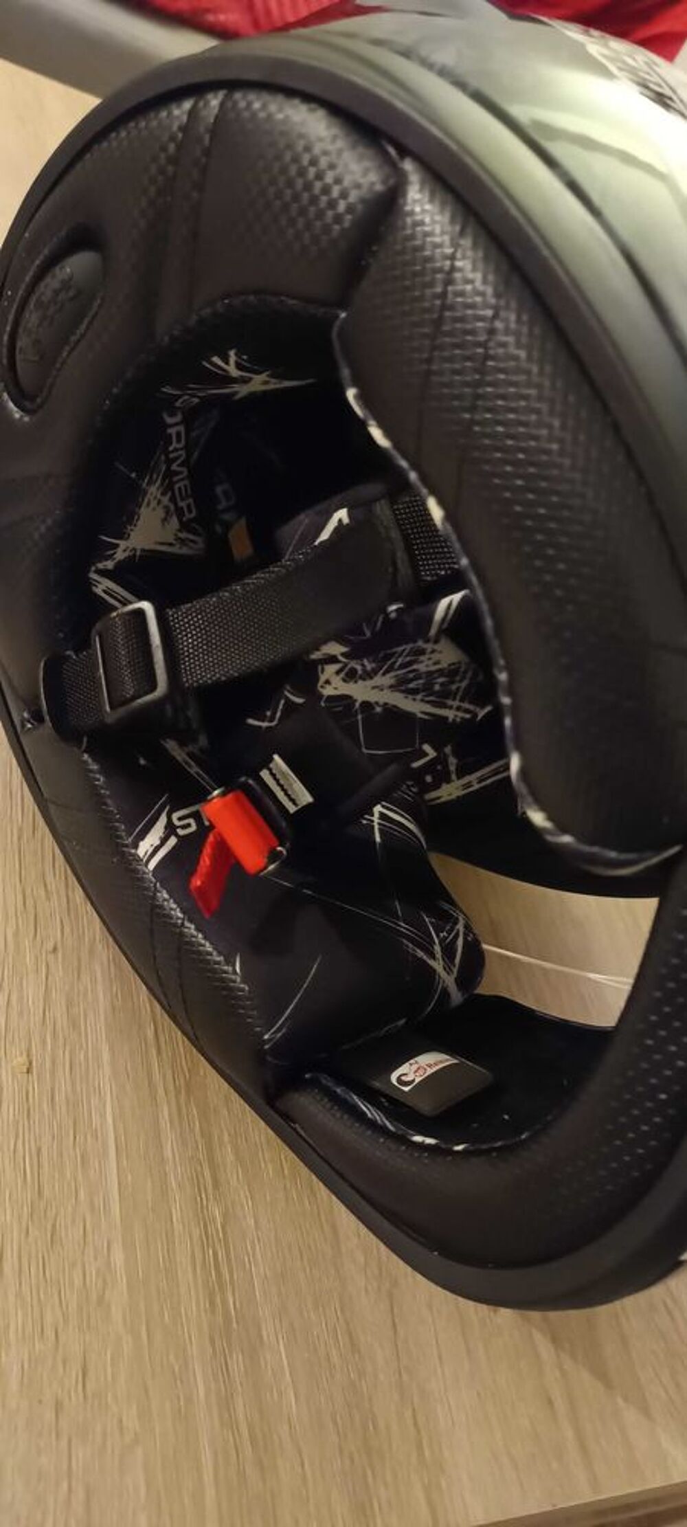 av casque neuf taille XS remie en main propre pas de paiement en pay pal ou autre Sports