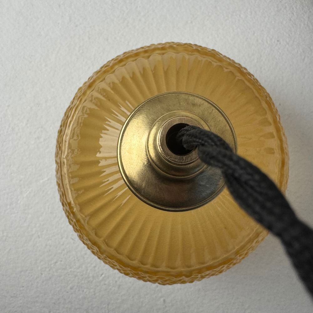 Tr&egrave;s belle applique en laiton et verre opalin. En bel &eacute;tat g Décoration