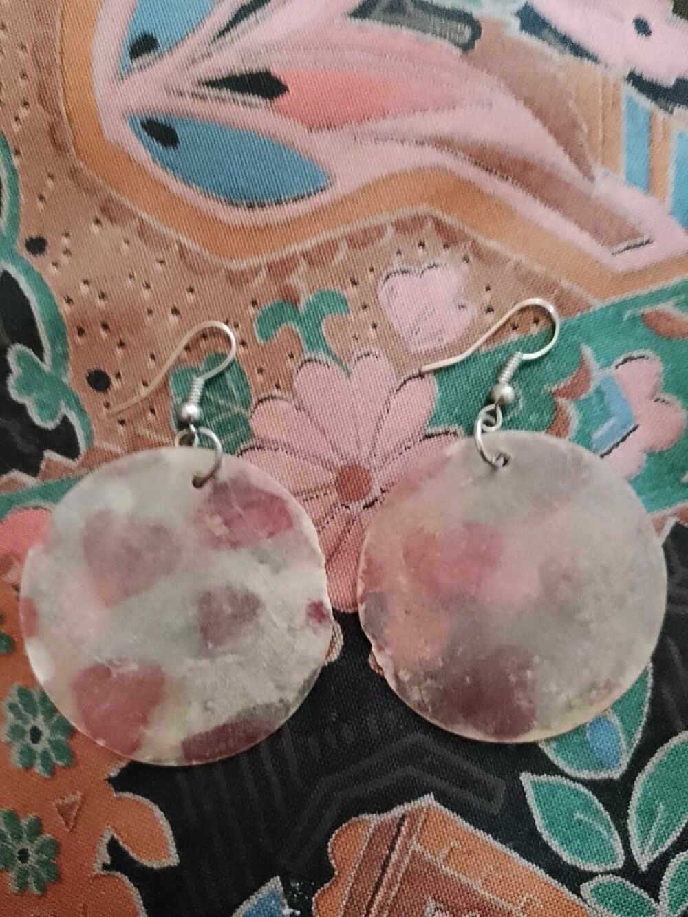 boucles d'oreilles en nacre coeurs rouges sur m&eacute;tal argent&eacute;. Bijoux et montres