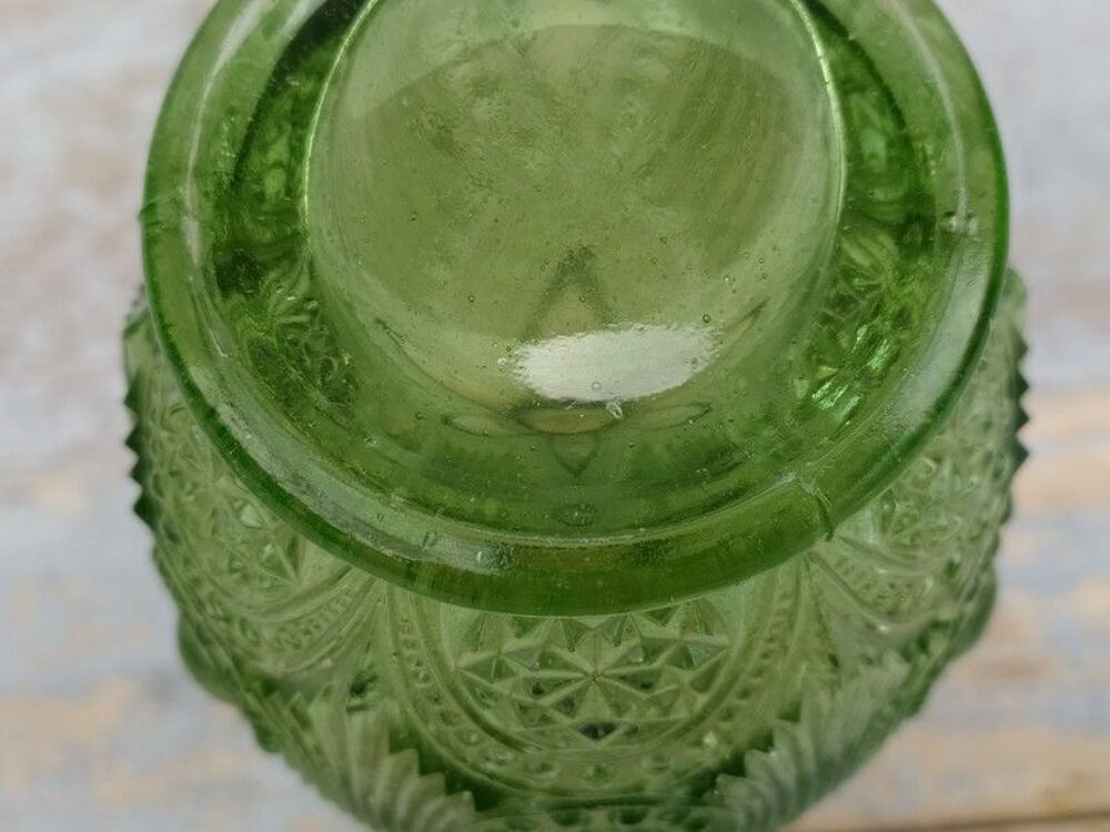 Ancien Vase Flacon Verre Moul&eacute; Vert D&eacute;cor G&eacute;om&eacute;trique 
Décoration