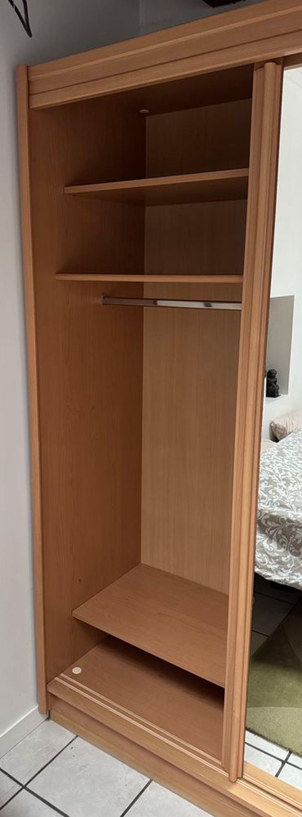 Armoire bois trois portes coulissantes, long 2,30 et H 2,20 Meubles