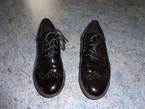 Une paire de chaussures 0 Redon (35)