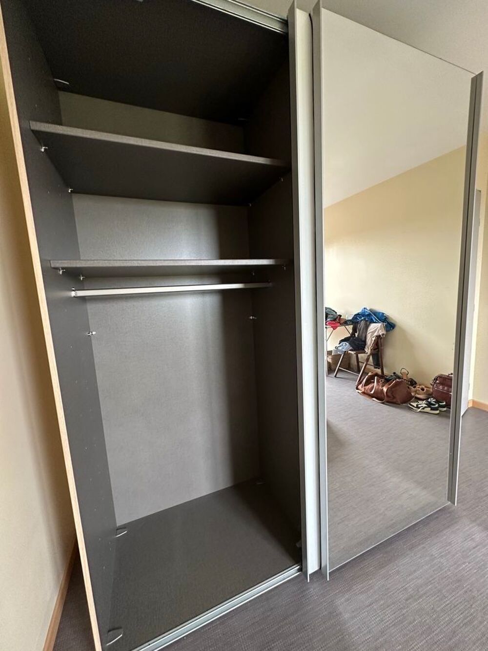 Belle armoire 3 portes avec miroir. Meubles