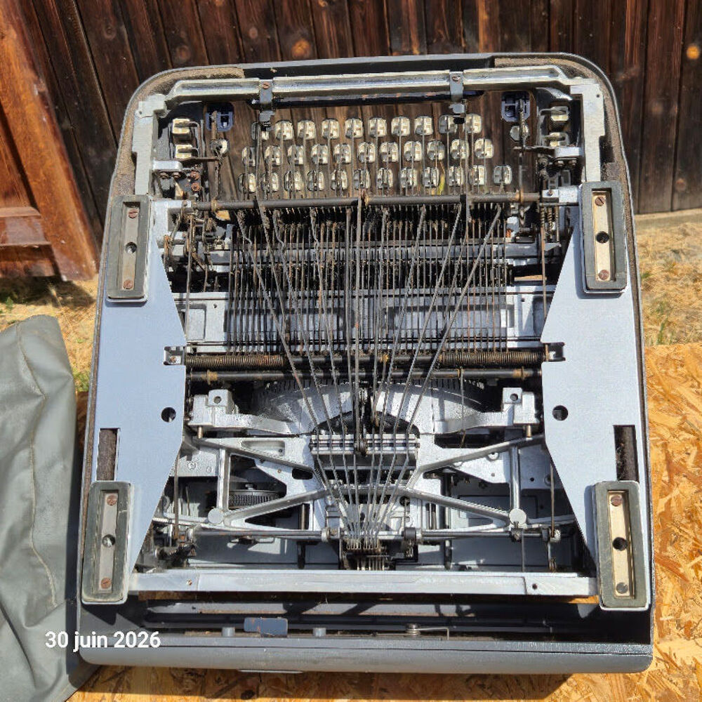 Ancienne machine &agrave; &eacute;crire Japy des ann&eacute;es 50-60 , &eacute;colo, pas 