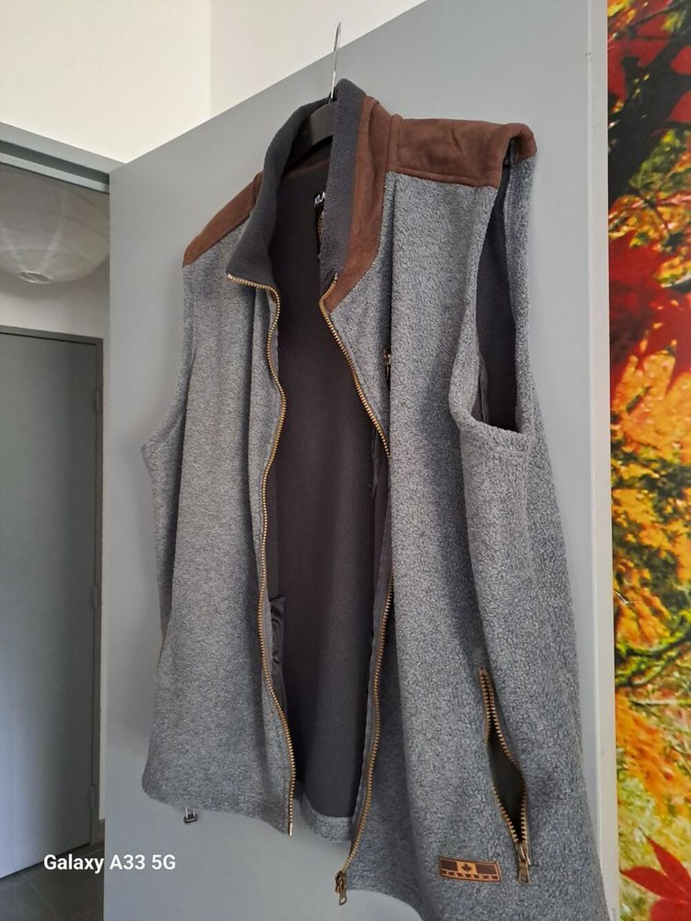 Veste sans manches polaire, gris et marron. Vêtements