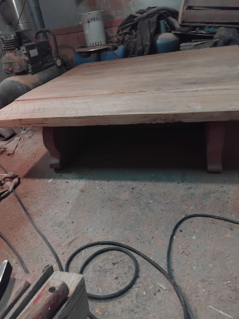 tr&egrave;s belle table de ferme ch&ecirc;ne massif
Et une table de salon Meubles