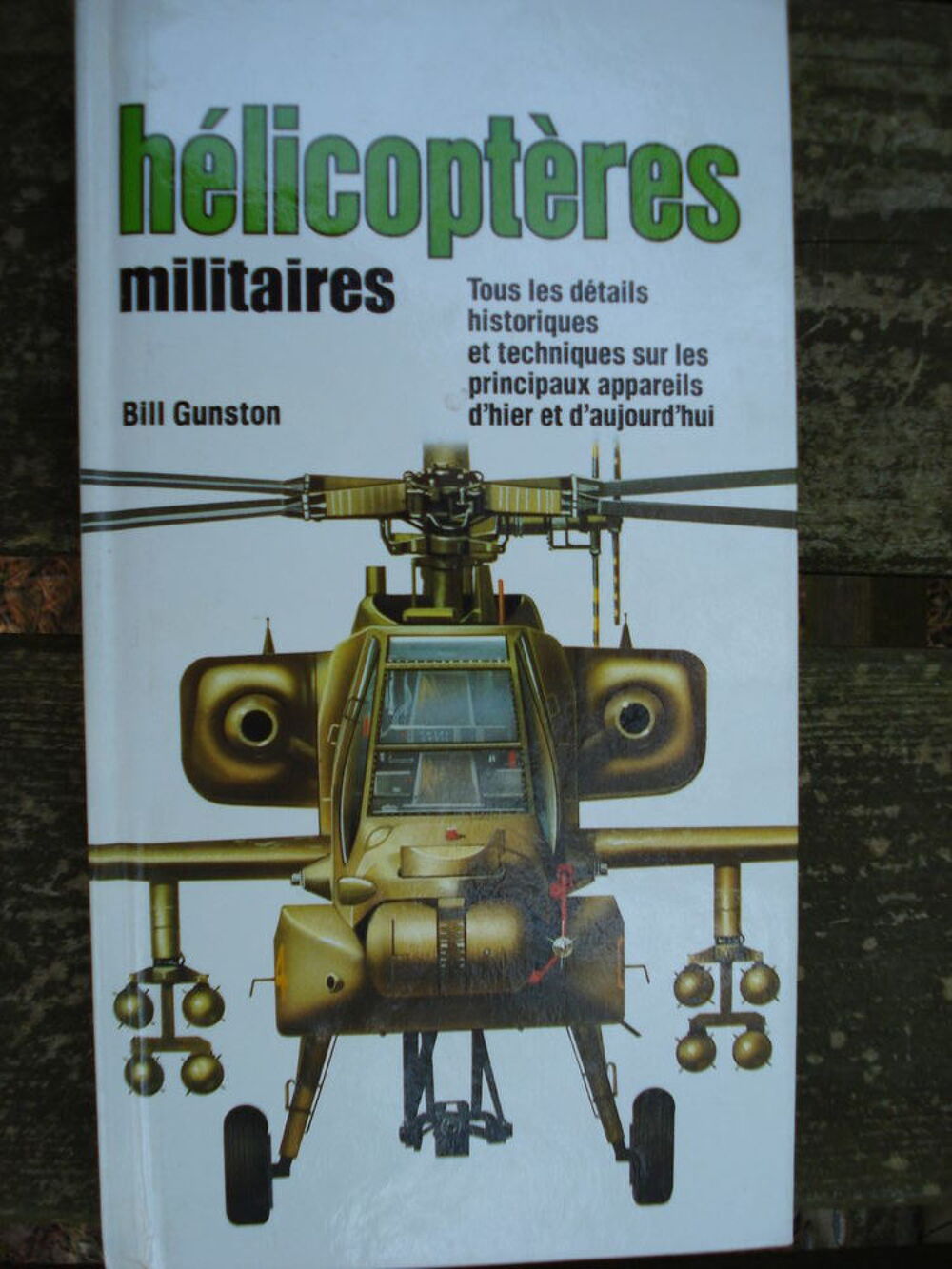 H&eacute;licopt&egrave;res militaires. BILL GUNSTON Livres et BD
