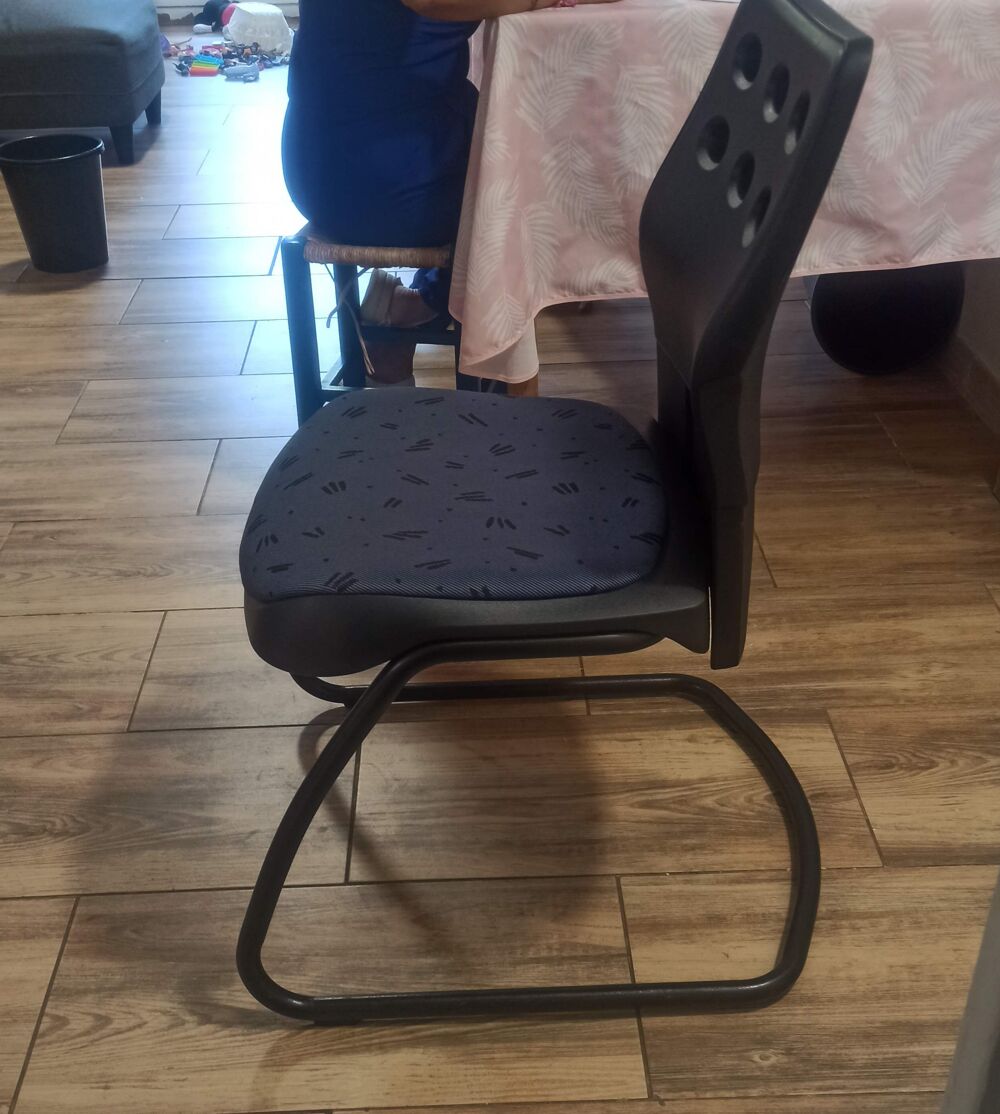 Jolie chaises solide et confortable Meubles