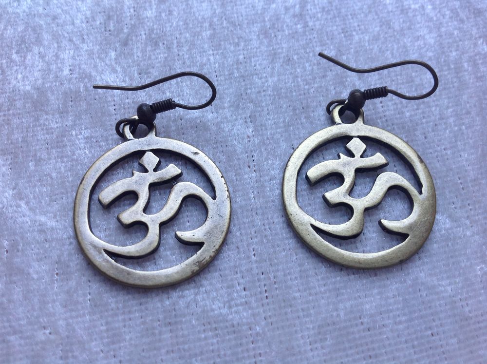 BOUCLES D'OREILLES OM Envoi Possible
Bijoux et montres