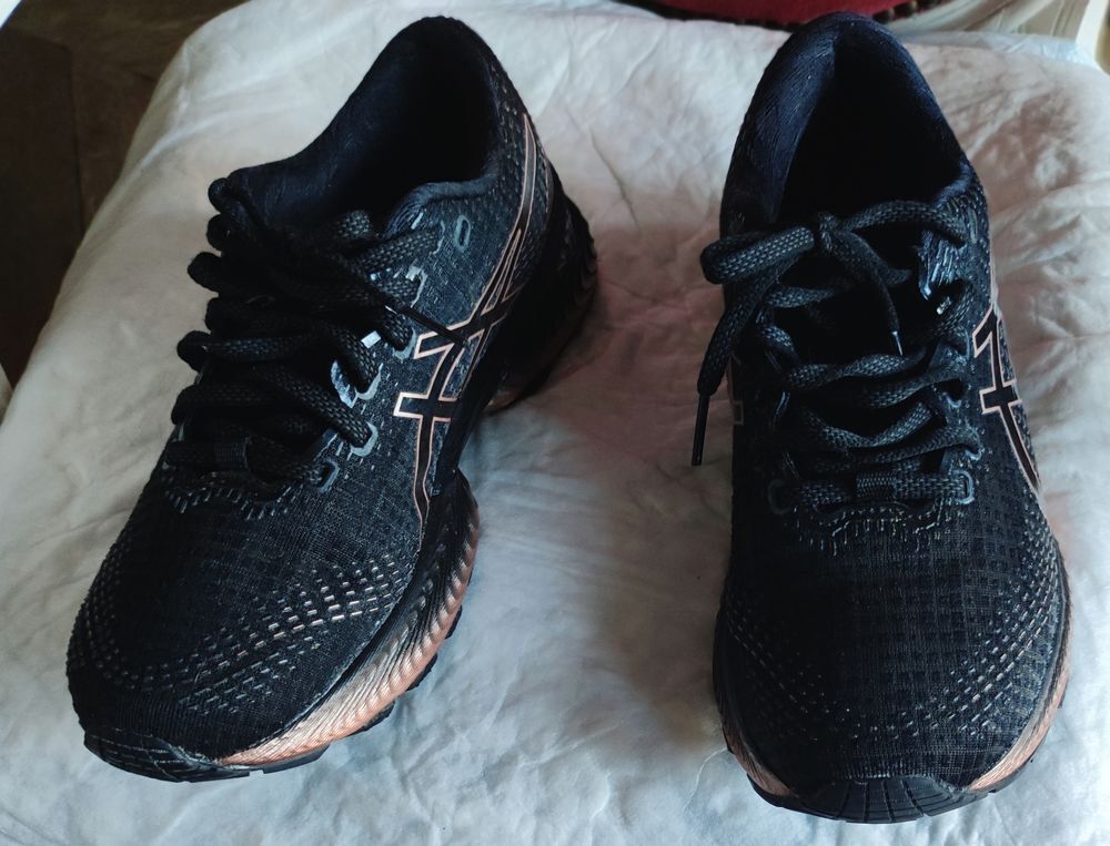 Bonjour une paire de baskets asics gel amortie tr&egrave;s Chaussures