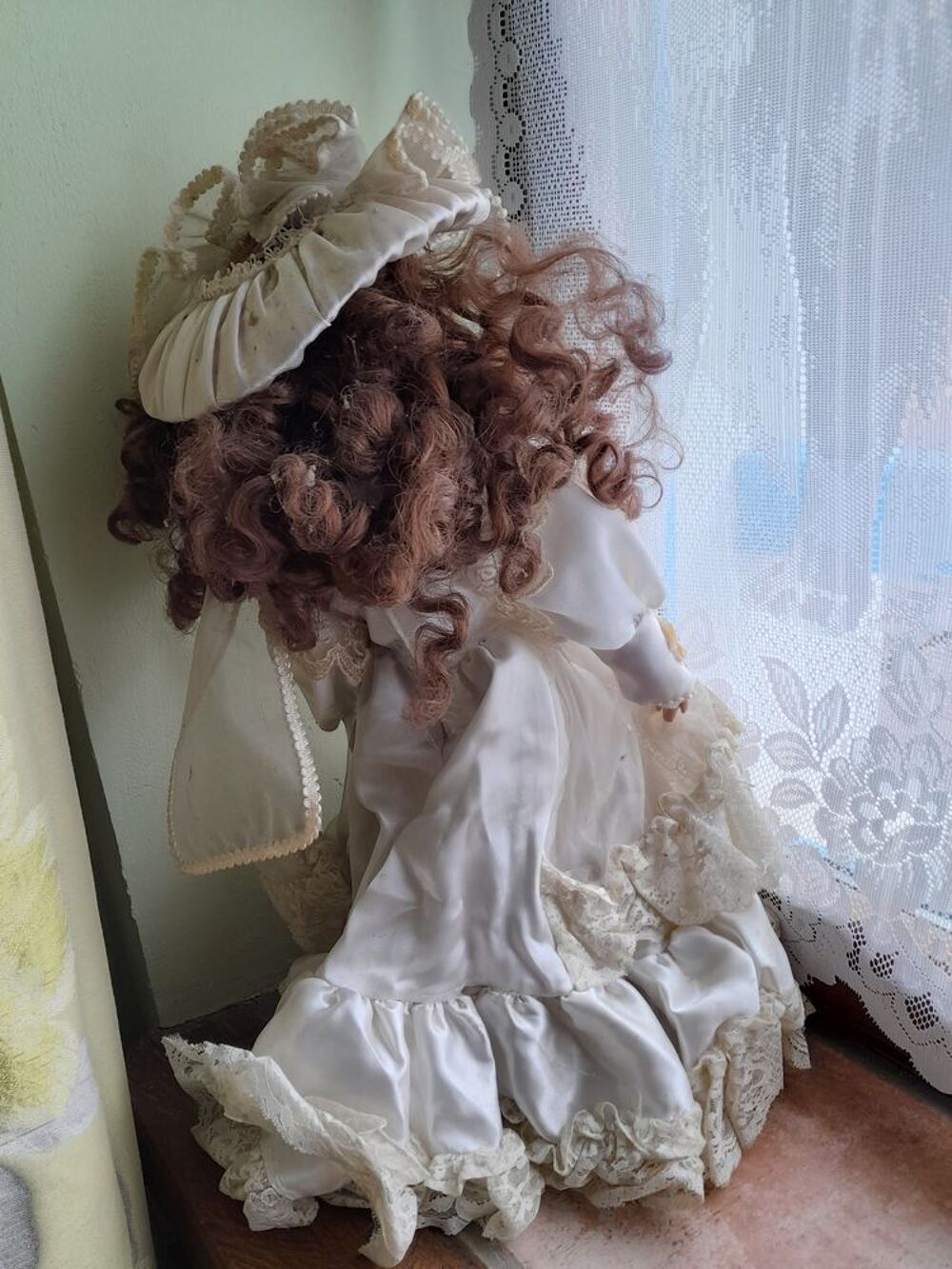 poup&eacute;e en porcelaine 