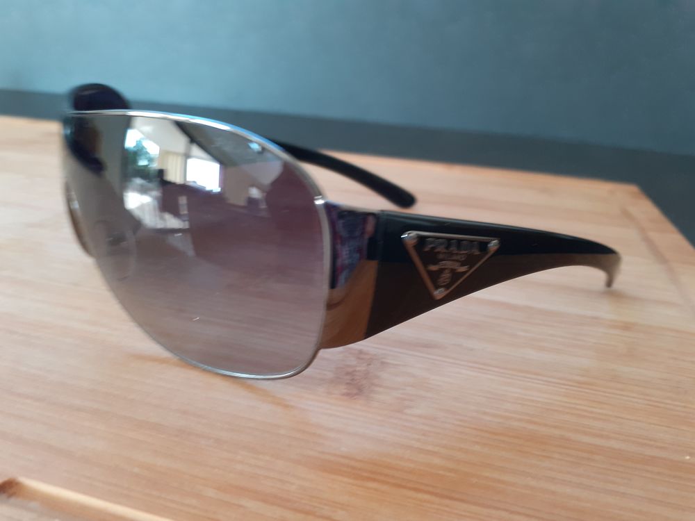lunette de soleil Prada neuve Bijoux et montres