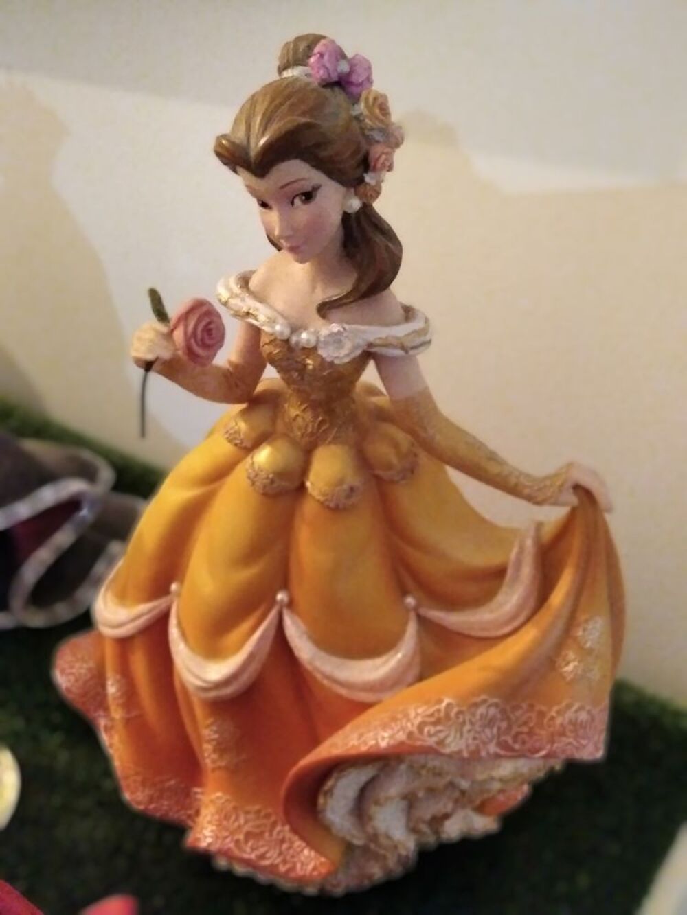 Magnifique figurine haute couture belle achet&eacute;e sur le parc 