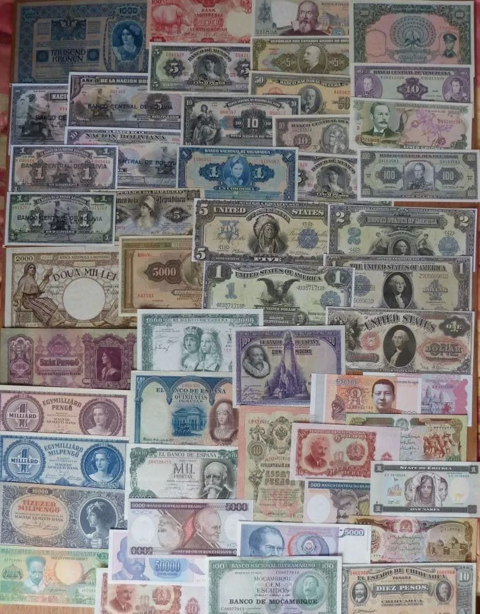 lot  de + 700  billets banque  du monde 995 Raismes (59)