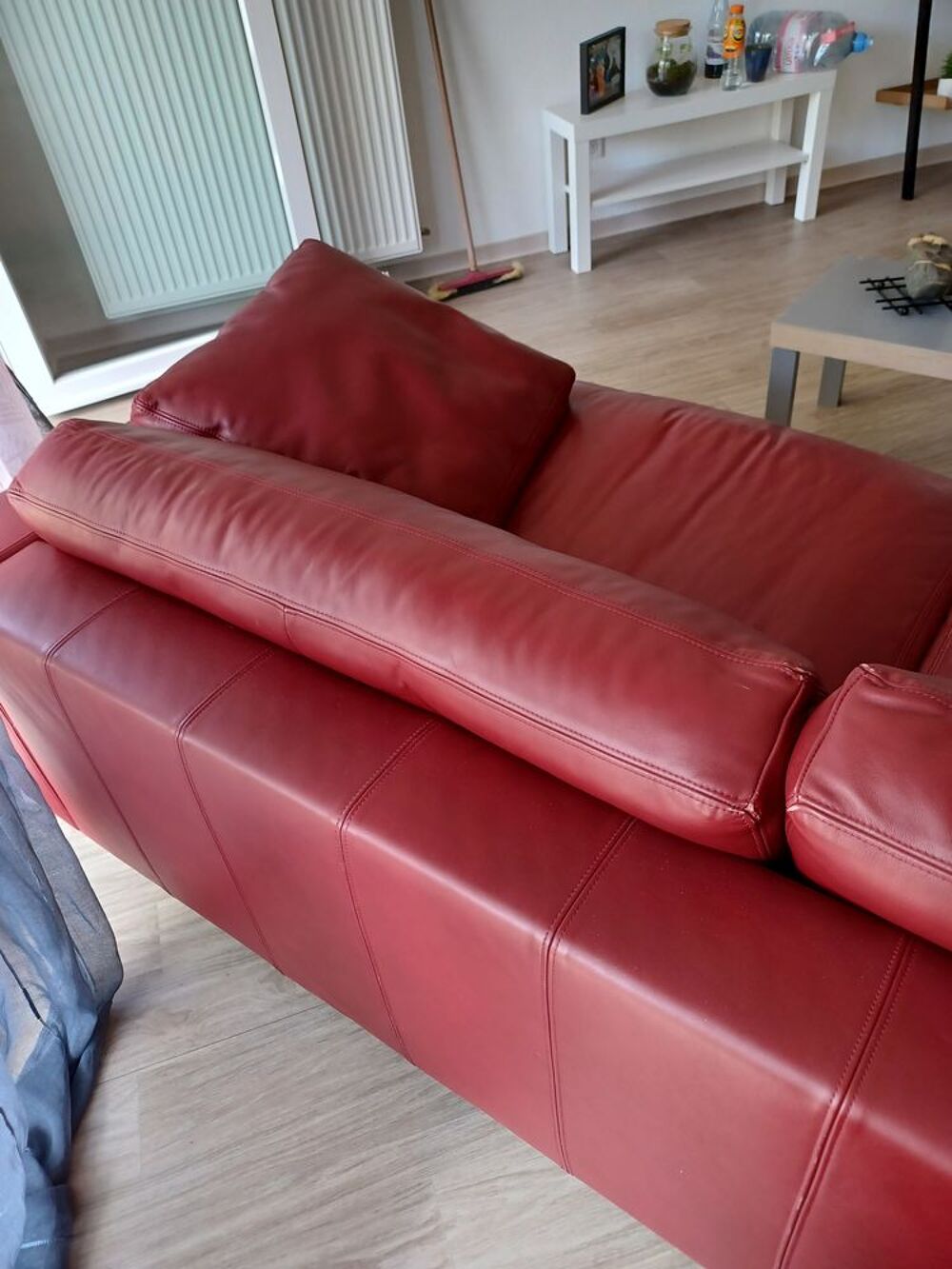 Canap&eacute; cuir rouge tr&eacute;s bonne &eacute;tat 
Meubles