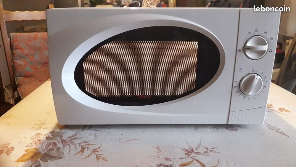 Four micro-ondes KERWAVE. Electroménager