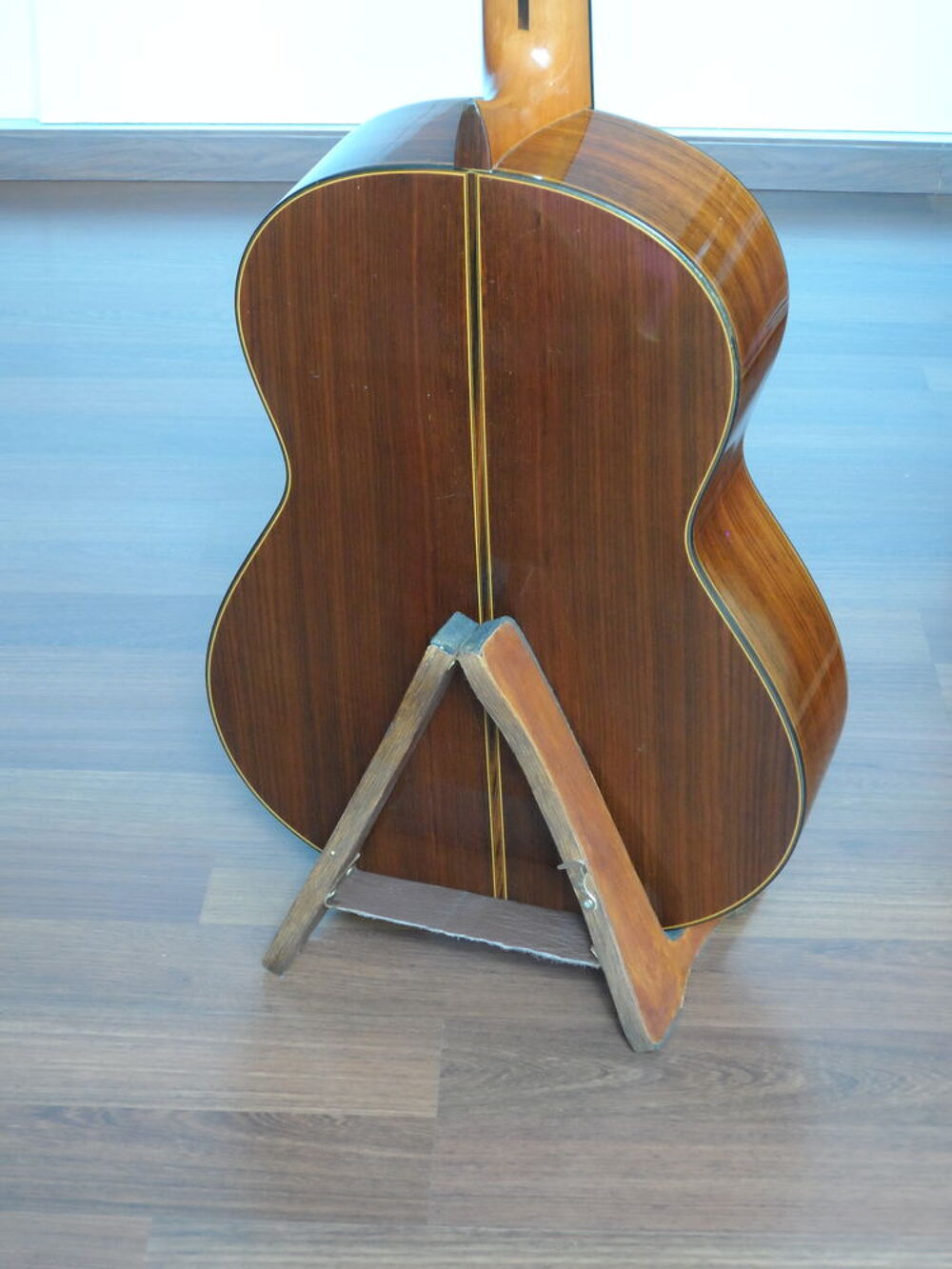  SUPPORT BOIS POUR GUITARE.
Instruments de musique
