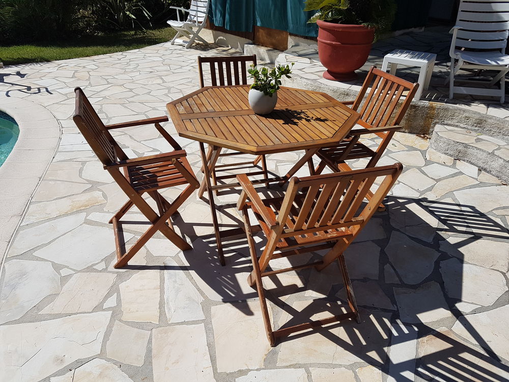 Table ronde bois, (hexagonale) de 1 m de c&ocirc;t&eacute; et 4 chaises Jardin