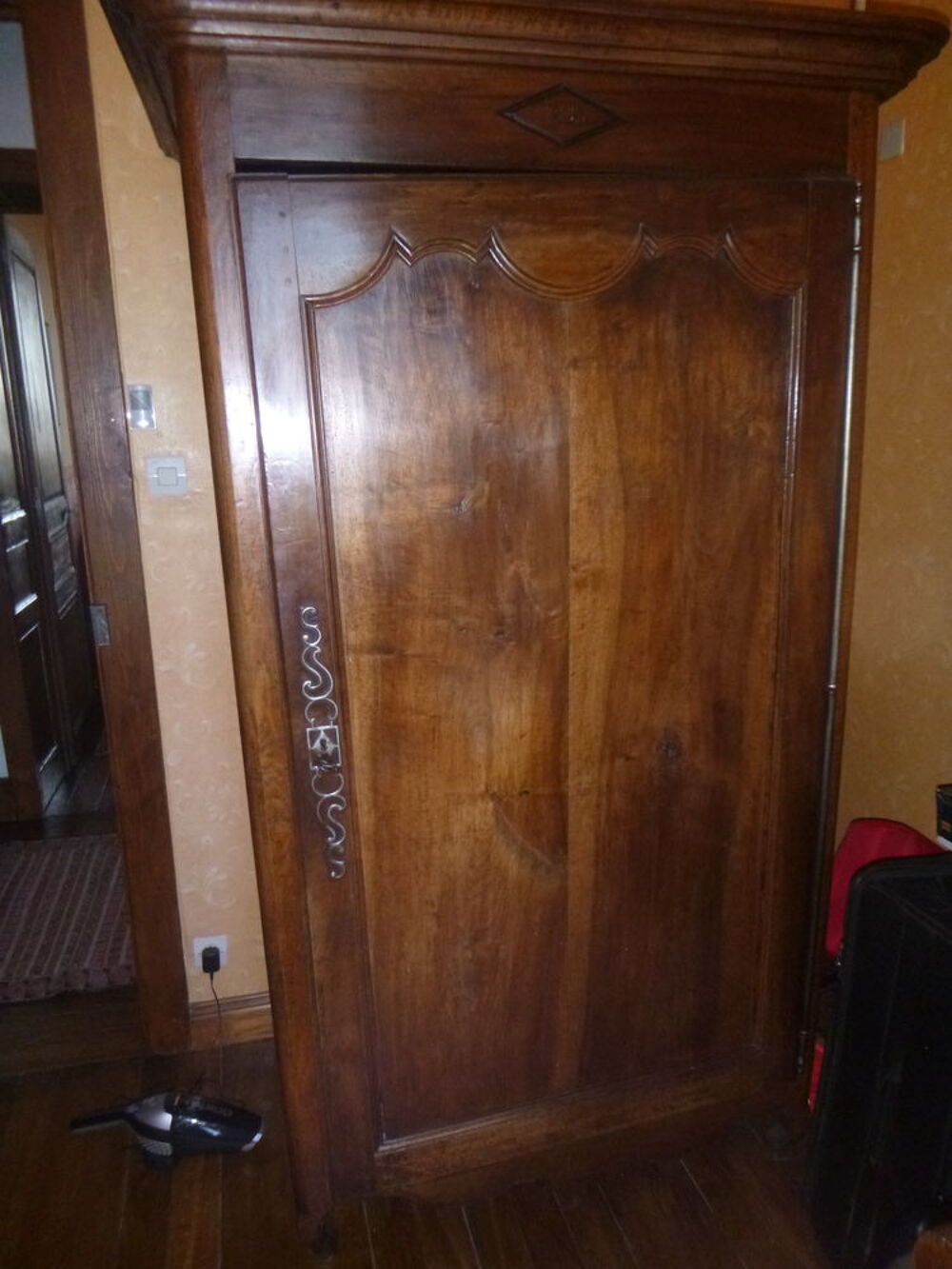 VENDS bonneti&egrave;re 1836 Meubles