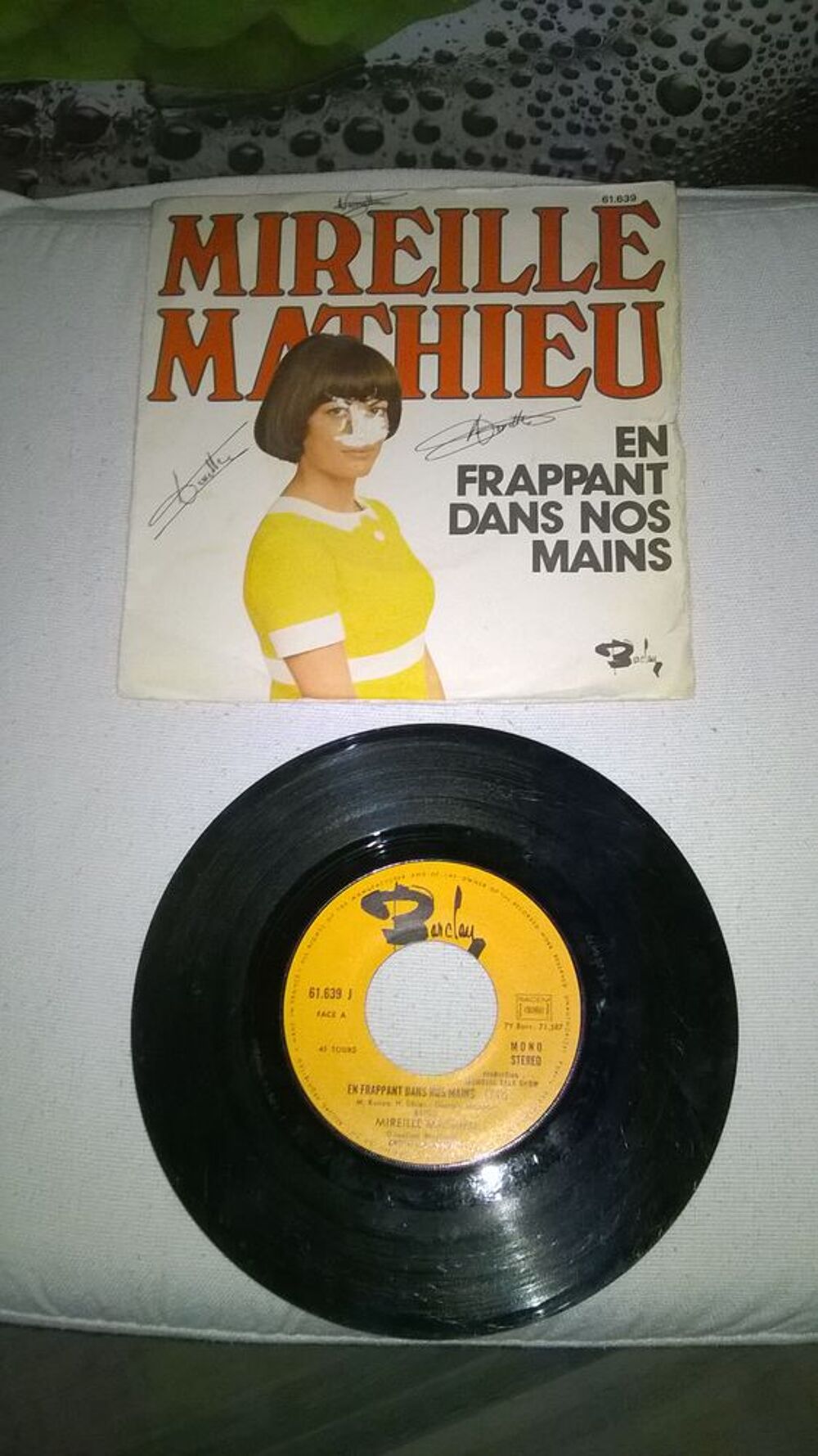 Vinyle 45 T Mireille Mathieu 
En Frappant Dans Nos Mains 
CD et vinyles
