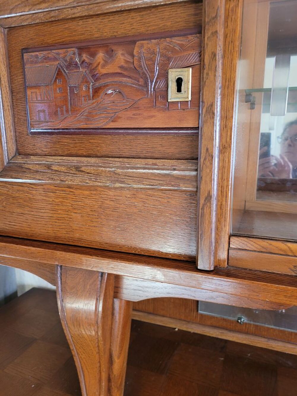 Buffet en bois sculpt&eacute; avec vitrines Meubles