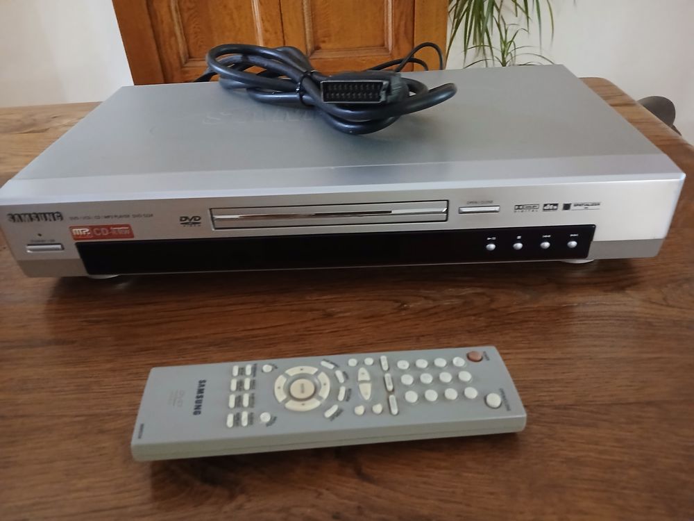 Lot magn&eacute;toscope + lecteur DVD + accessoires branchement Audio et hifi