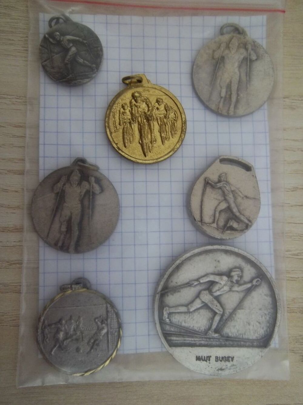 lot m&eacute;dailles sportives vintage collection insignes sport 