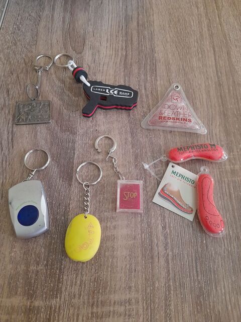 Lot de porte-cl�s publicitaires et autres (28A) 3 Tours (37)