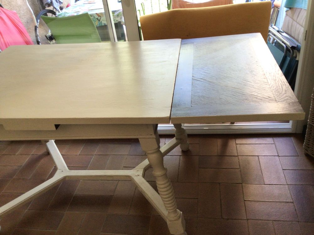 Table bois (peut- &ecirc;tre ch&acirc;taignier), avec 2 rallonges Meubles