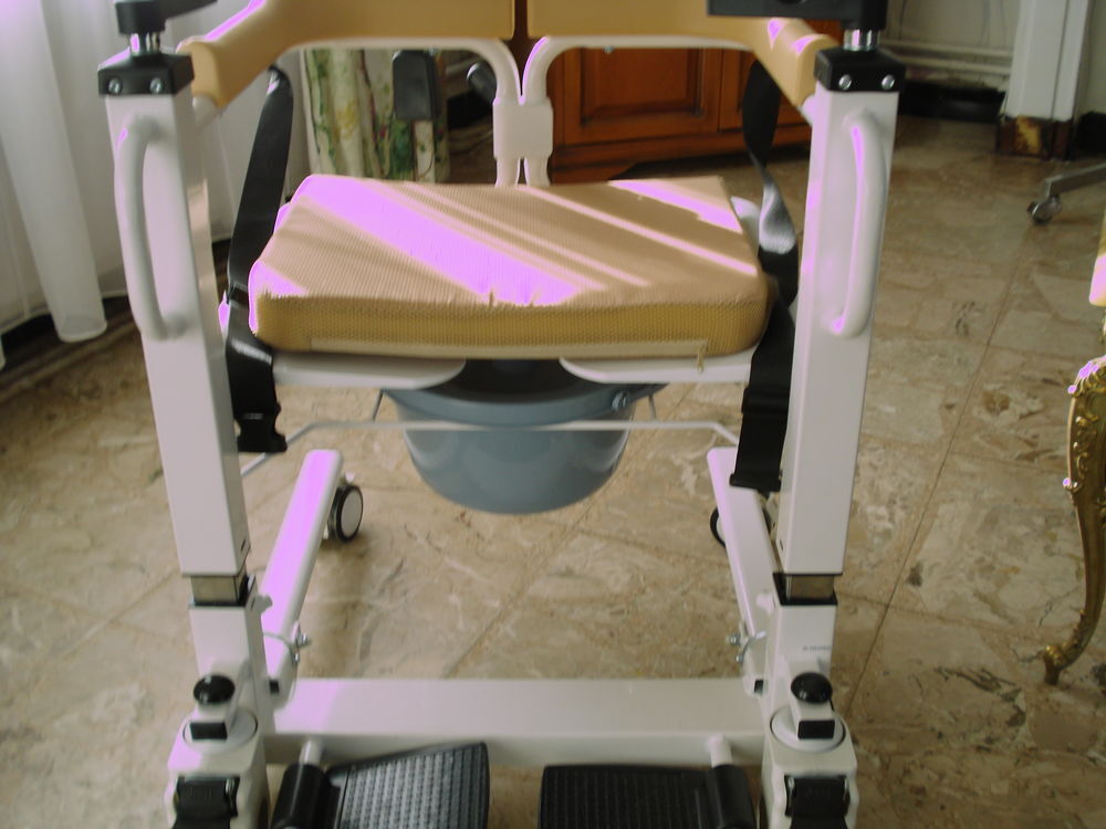 Fauteuil roulant chaise perc&eacute;e r&eacute;glable en hauteur ......... Meubles