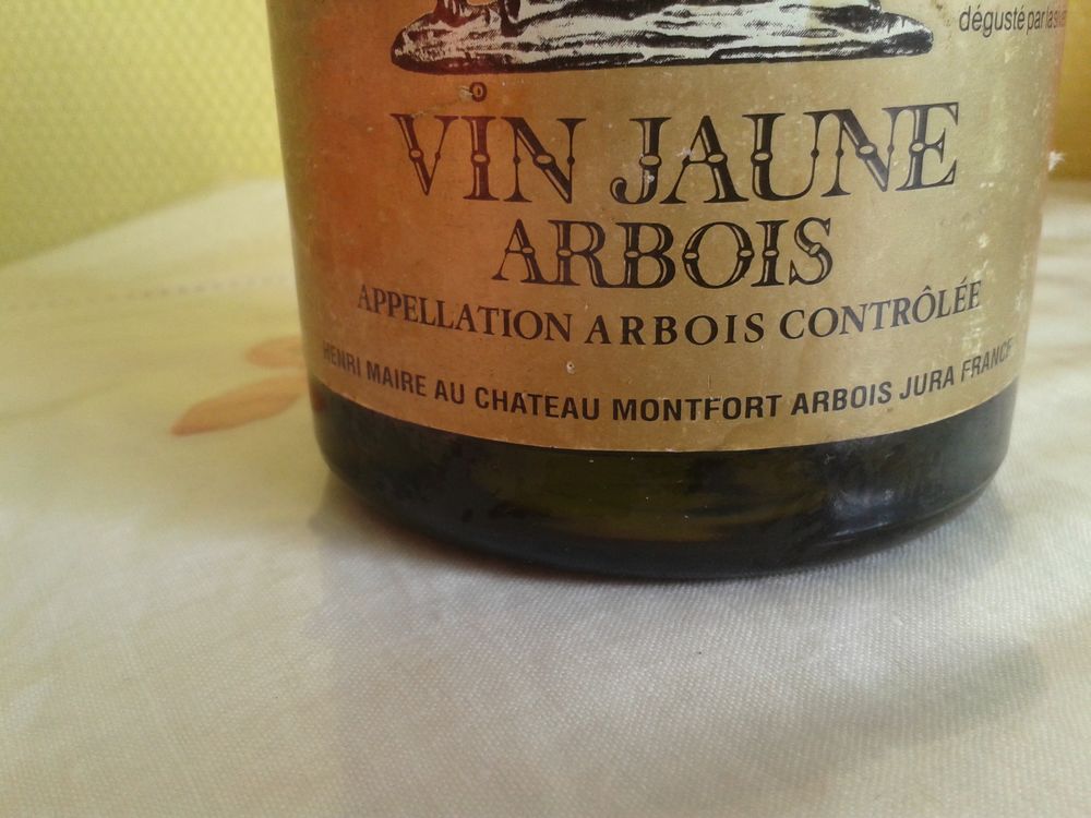 bouteille de vin jaune Arbois 1983 Cuisine
