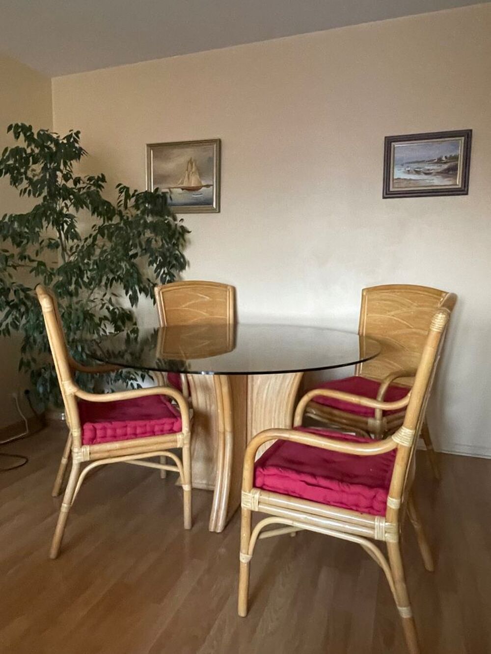 Table et 4 chaises Meubles