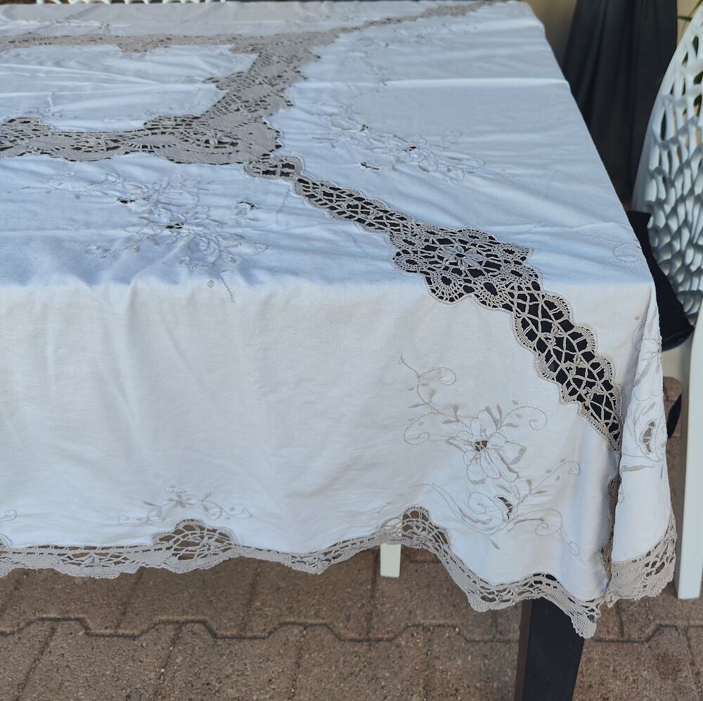 Nappe ancienne en lin brod&eacute;e main &amp; entelle au croc Décoration