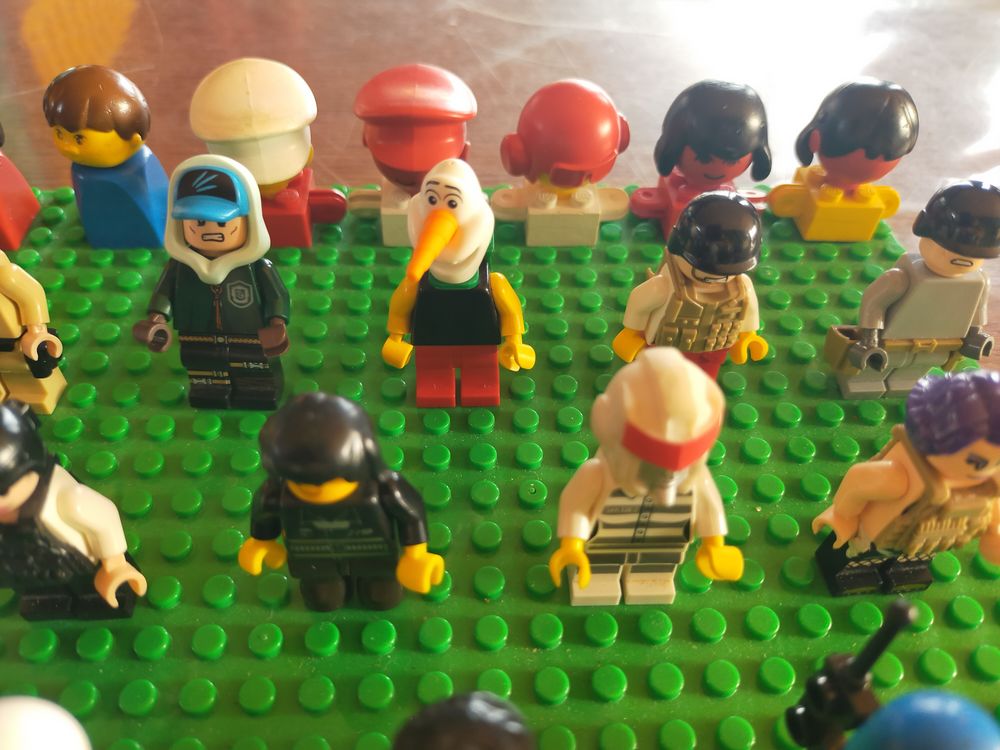 des personnages LEGO par lots de dix Jeux / jouets