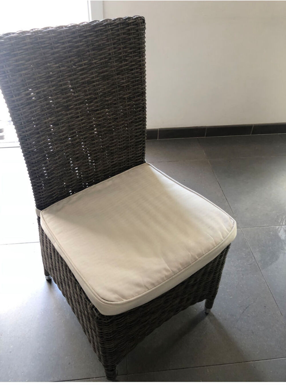 Table ext&eacute;rieur et int&eacute;rieur et 4 chaises 
Meubles