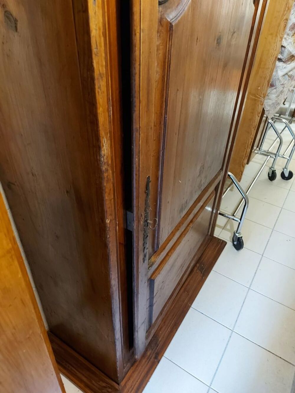 Armoire en noyer verni style Louis XV Meubles