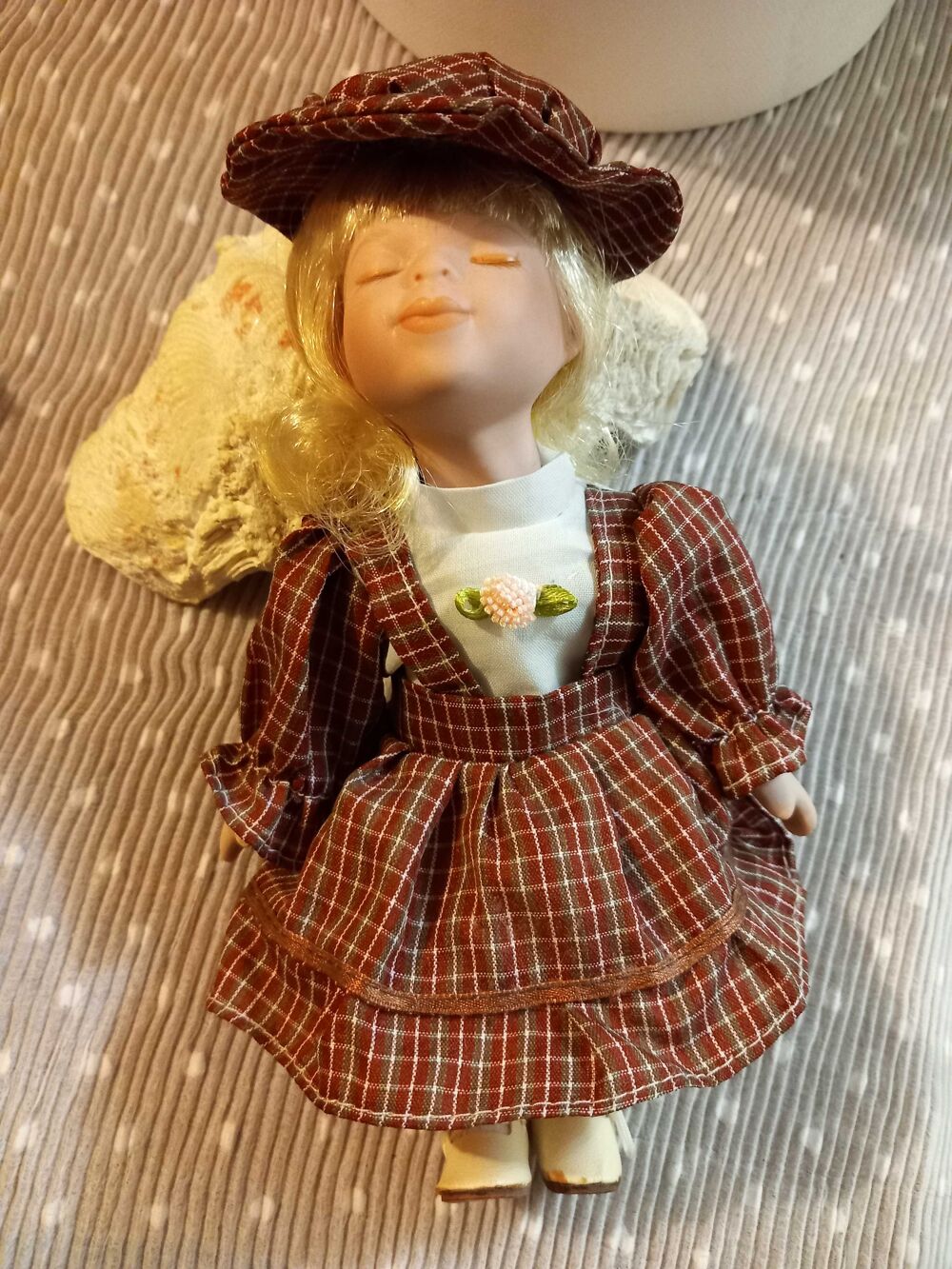 poup&eacute;e en porcelaine de collection 