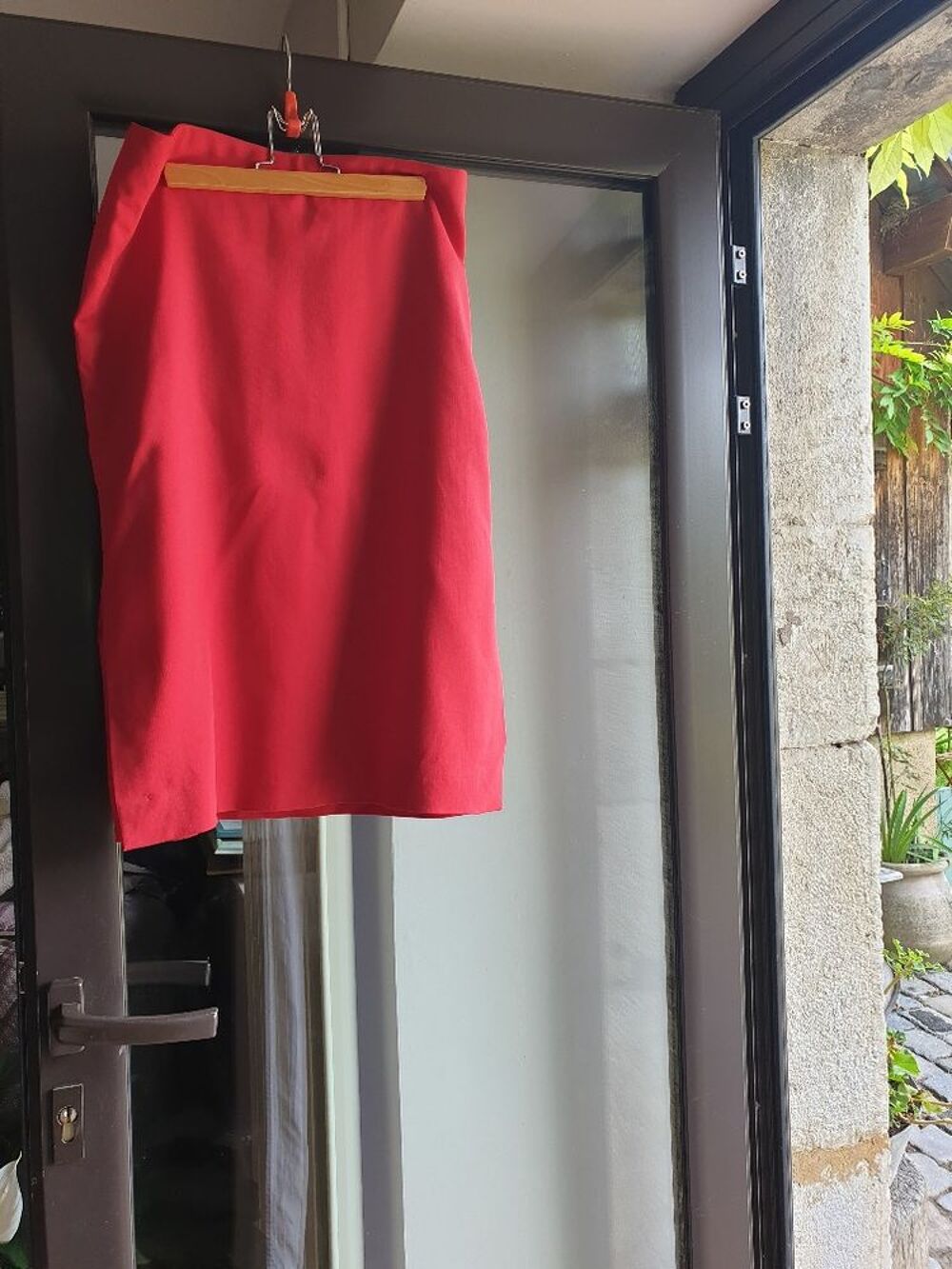 Ensemble rouge, veste et jupe, chic, vintage.
Vêtements
