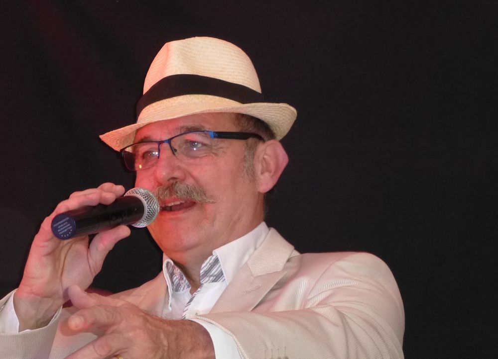   Thierry, chanteur, guitariste, animateur musical, DJ
