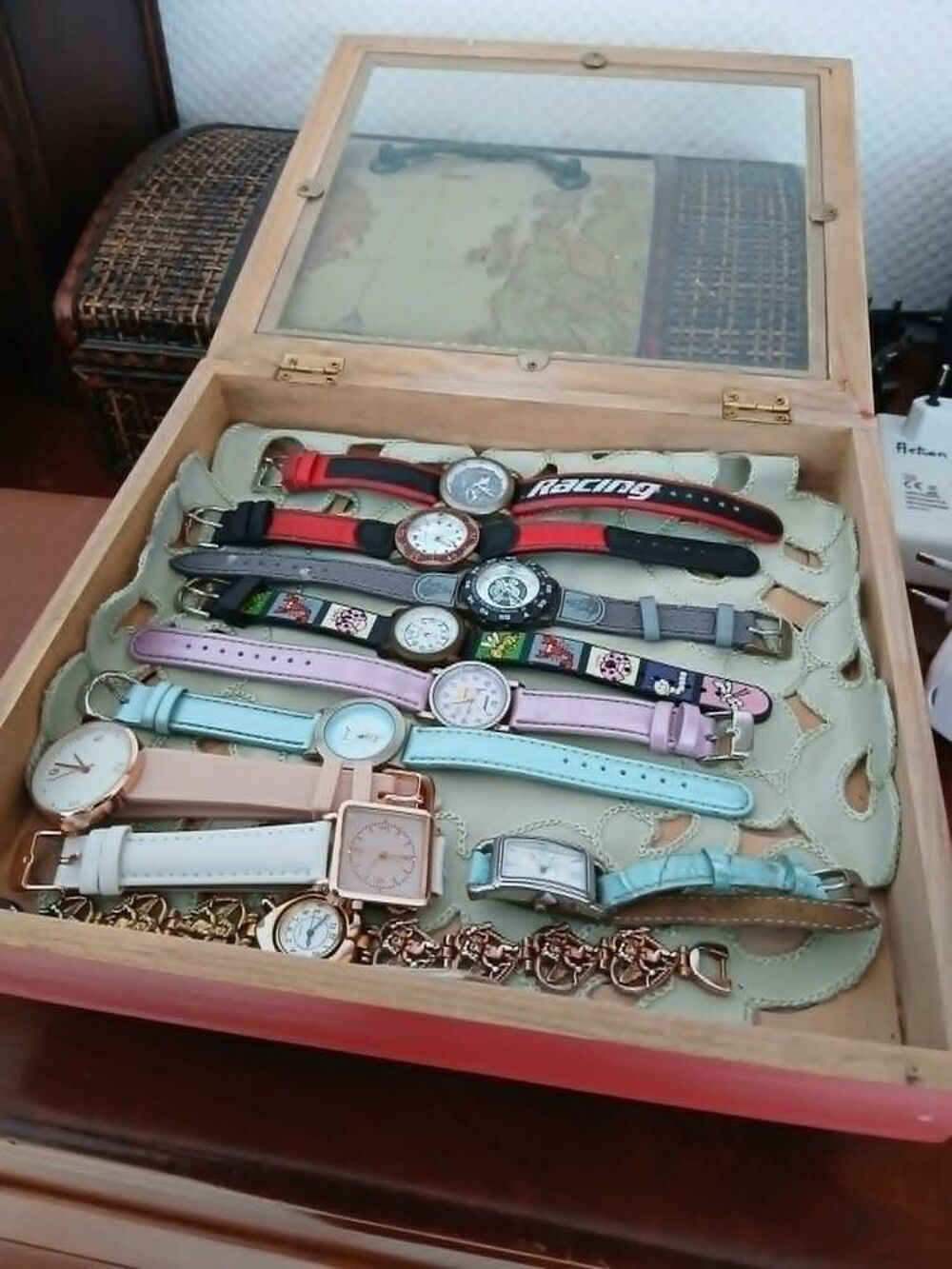  Dix montres sport unique+ coffret vitr&eacute; de valeur N&deg;1345 Bijoux et montres