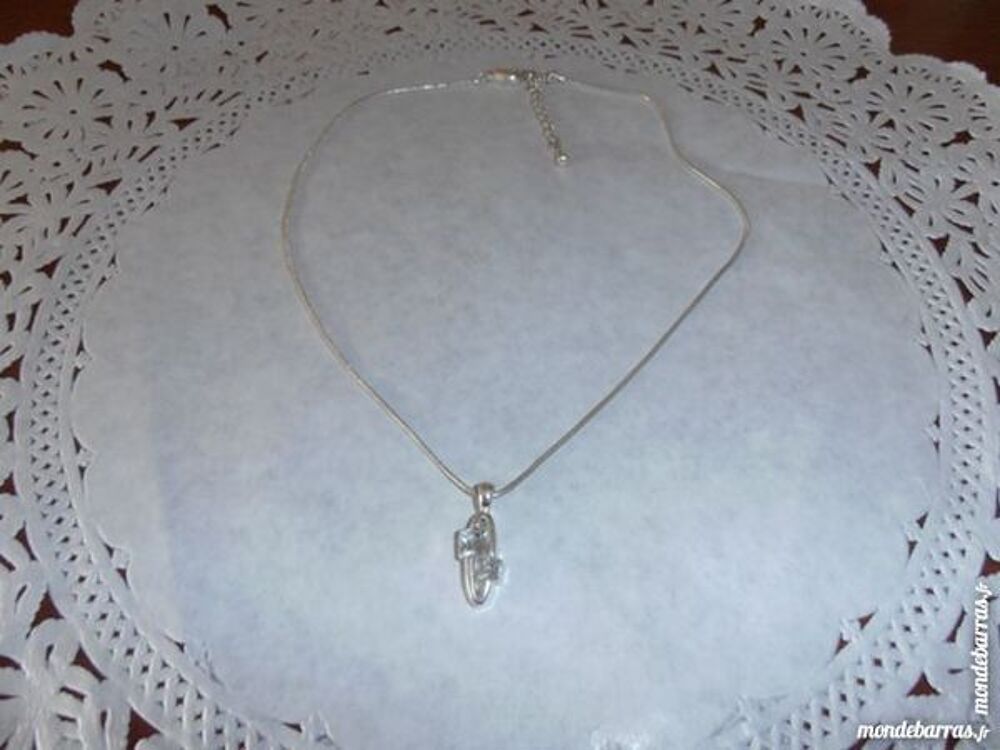 Chaine + pendentif oblongue (28b) Bijoux et montres