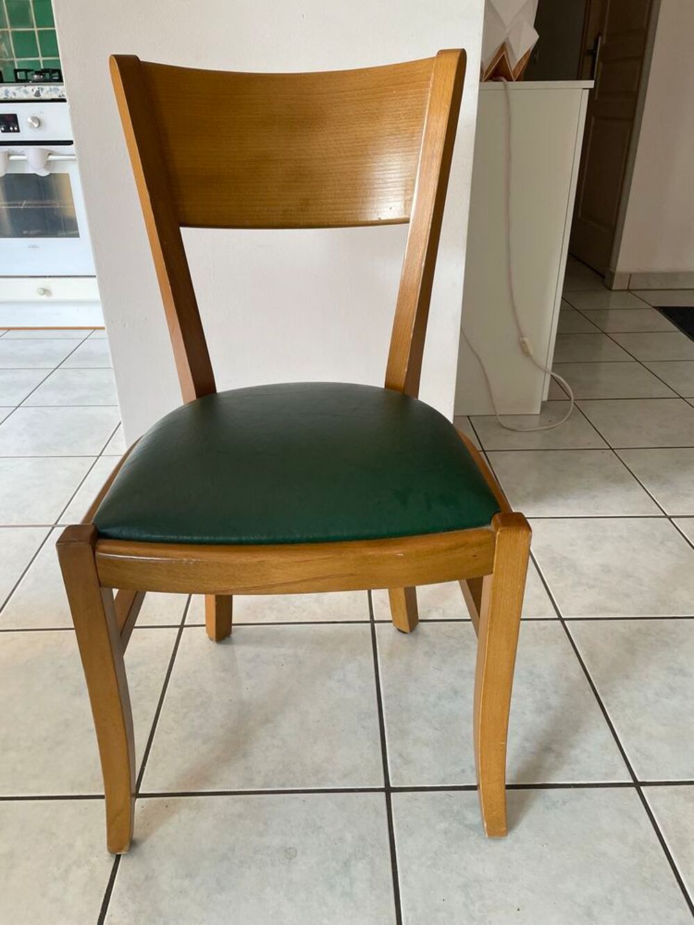 Chaises. Possibilit&eacute; 30 chaises Meubles
